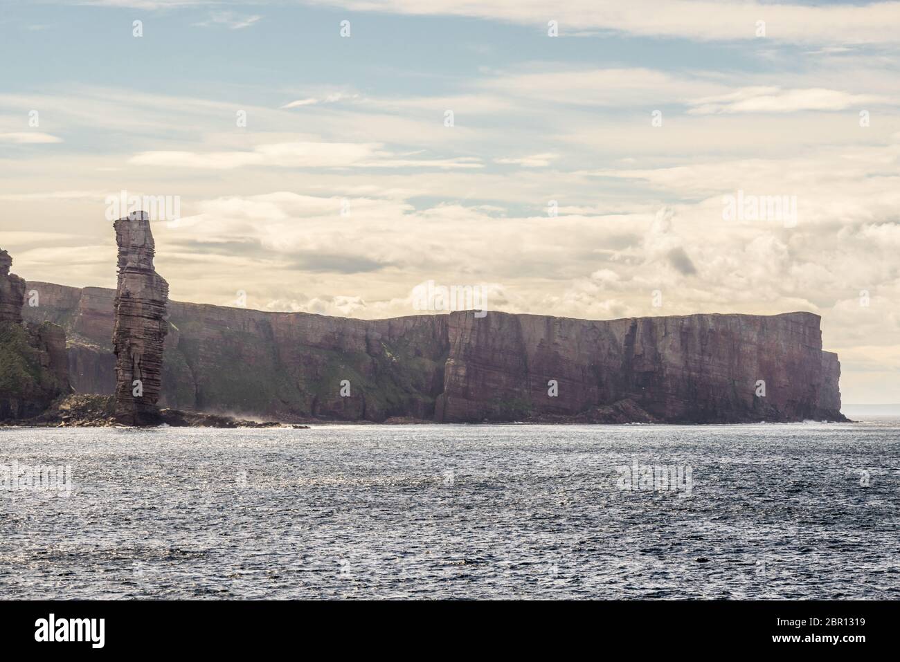 Vue sur l'océan de Old Man of Hoy, une grande pile de grès sur la côte entre Stromness et Scrabster à Orknay, en Écosse, au Royaume-Uni. Célèbre lieu d'escalade Banque D'Images