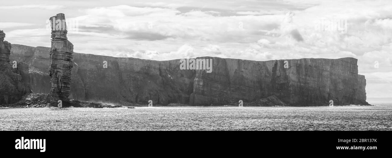Panorama noir et blanc du Vieux Homme de Hoy, une grande pile de grès sur la côte entre Stromness et Scrabster à Orknay en Écosse, au Royaume-Uni Banque D'Images