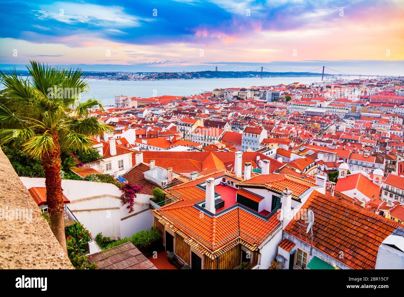 Magnifique panorama de la vieille ville et du quartier de Baixa dans la ville de Lisbonne au coucher du soleil, vu de la colline du château de Sao Jorge, Portugal Banque D'Images