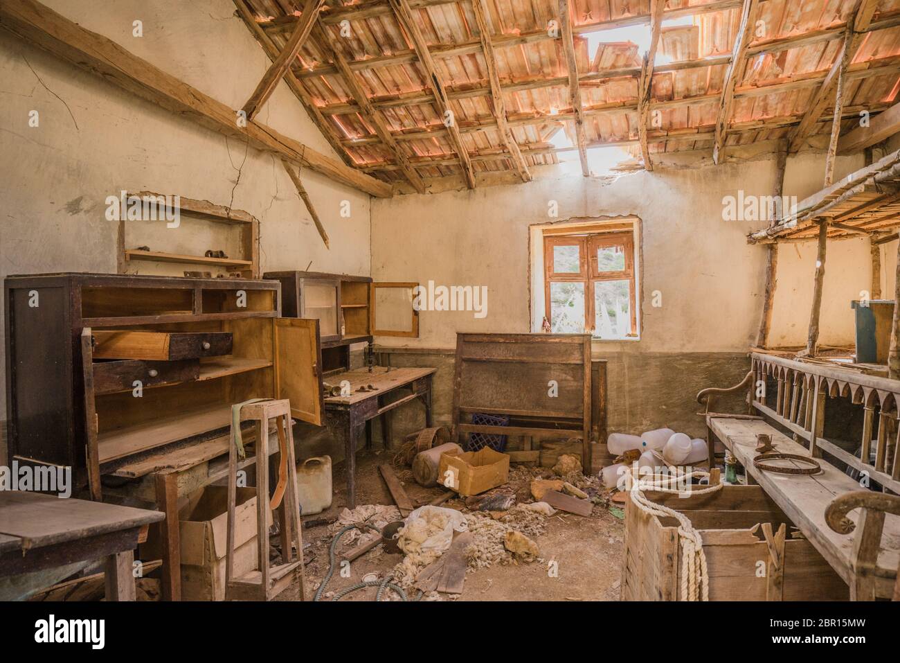 Maison abandonnée avec toit cassé et déchets en pose sur le sol à la Gomera, îles Canaries, Espagne. Intérieur délabrée dans une pièce vide à la sinistre et au lo Banque D'Images