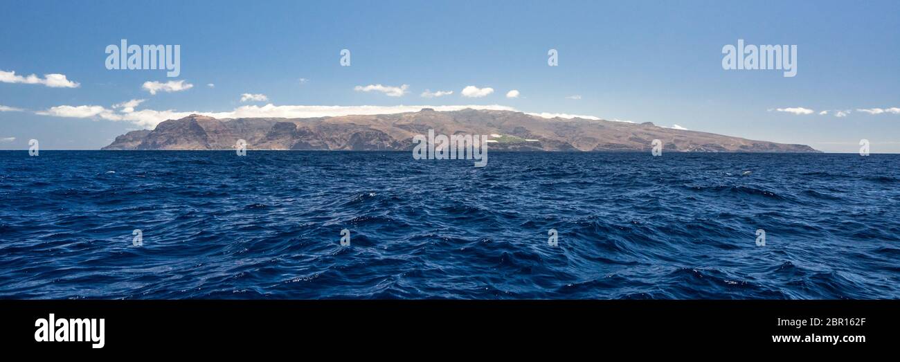 vue panoramique de la Gomera, île des Canaries, Espagne depuis un bateau éloigné au milieu de l'océan atlantique. Vagues bleues avec un paysage paisible et une île Banque D'Images