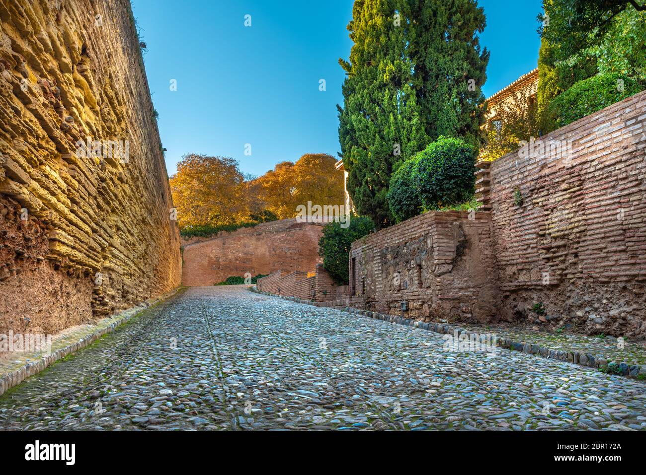 Grenade, Espagne - novembre 30 2019. Juste après avoir traversé la Puerta de la Justicia, cette route vous emmène au complexe de l'Alhambra. Banque D'Images