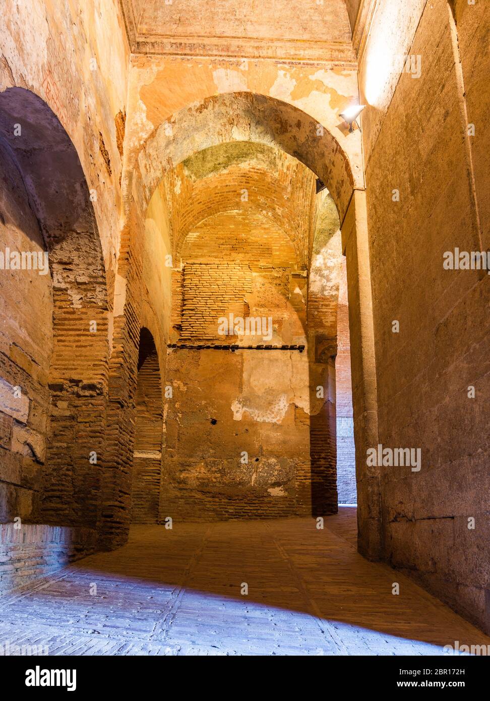 Grenade, Espagne - novembre 30 2019. L'intérieur de la Puerta de la Justicia (1348), une entrée fortifiée du complexe de l'Alhambra. Banque D'Images