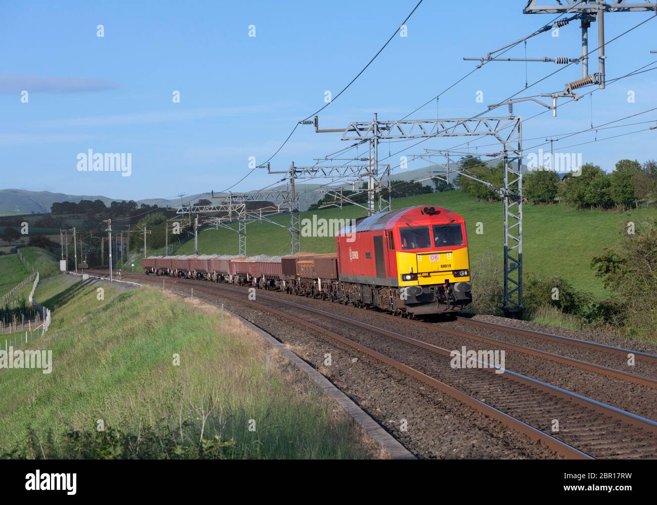 DB, classe de fret 60, locomotive 60019 sur la voie principale de la côte ouest, transportant un train de marchandises de la position de ballast ferroviaire pour les travaux de génie ferroviaire. Banque D'Images