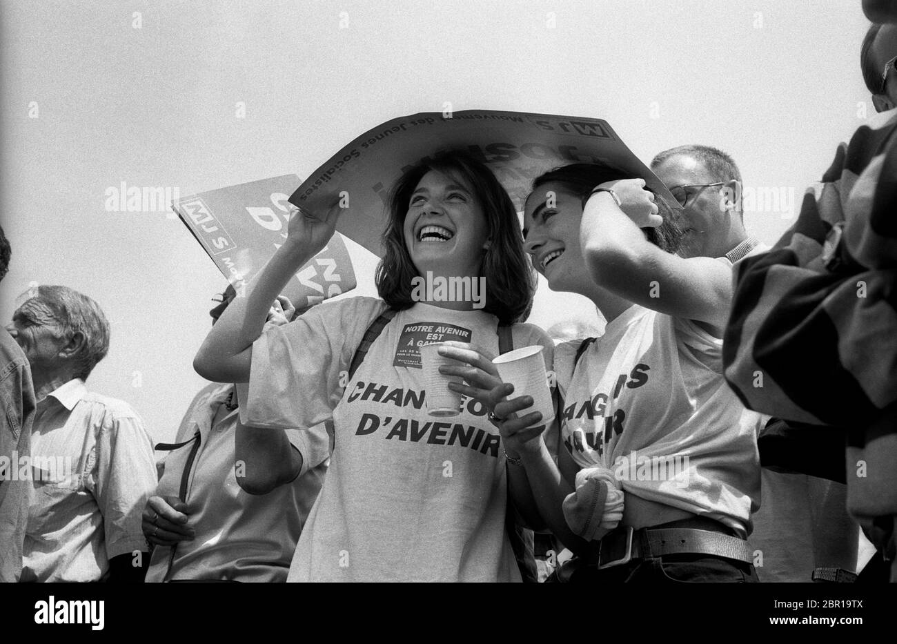 Élection française 1997. Partisans de Lionel Jospin candidat socialiste au poste de Premier ministre. Lionel Jospin né le 12 juillet 1937) est un homme politique français qui a été Premier ministre de France de 1997 à 2002. Jospin a été Premier secrétaire du Parti socialiste de 1995 à 1997 et le candidat du parti à la présidence de la France aux élections de 1995 et 2002. En 1995, il a été battu de justesse au second tour par Jacques Chirac. En 2002, il a été éliminé au premier tour après avoir terminé derrière Chirac et le candidat d'extrême-droite Jean-Marie le Pen, ce qui l'a incité à annoncer sa retraite de p Banque D'Images