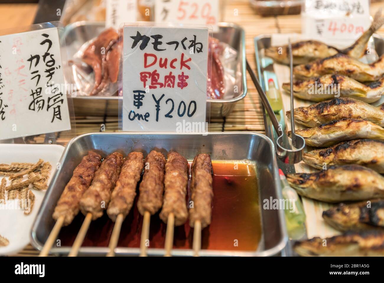 Kebabs de canard, cuits, à vendre sur un marché japonais, pour 200 yens Banque D'Images