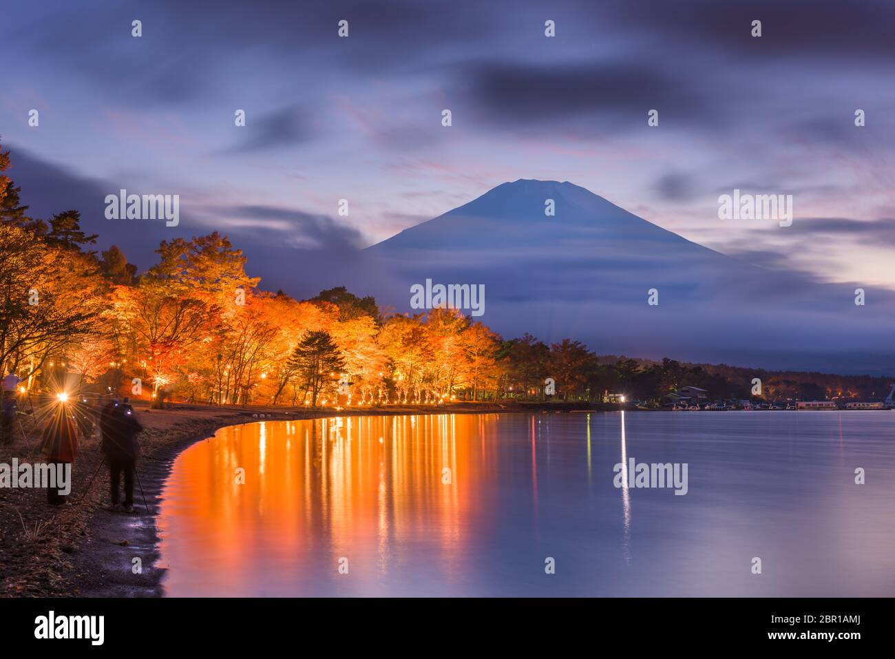 Mt. Fuji, Japon vue depuis le lac Yamanaka avec feuillage d'automne et éclairage au crépuscule. Banque D'Images
