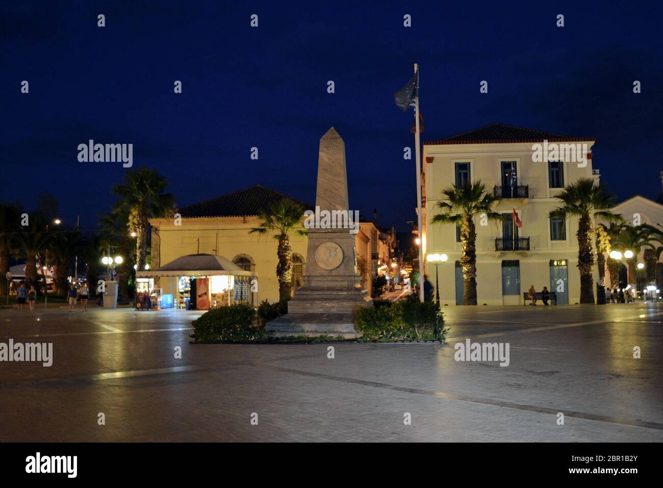Nafplio / Grèce - juillet 4 2017: La Plateria Filellinon ou la place Filellinon, avec le monument en mémoire des philhellènes français tombés dans le revolu grec Banque D'Images