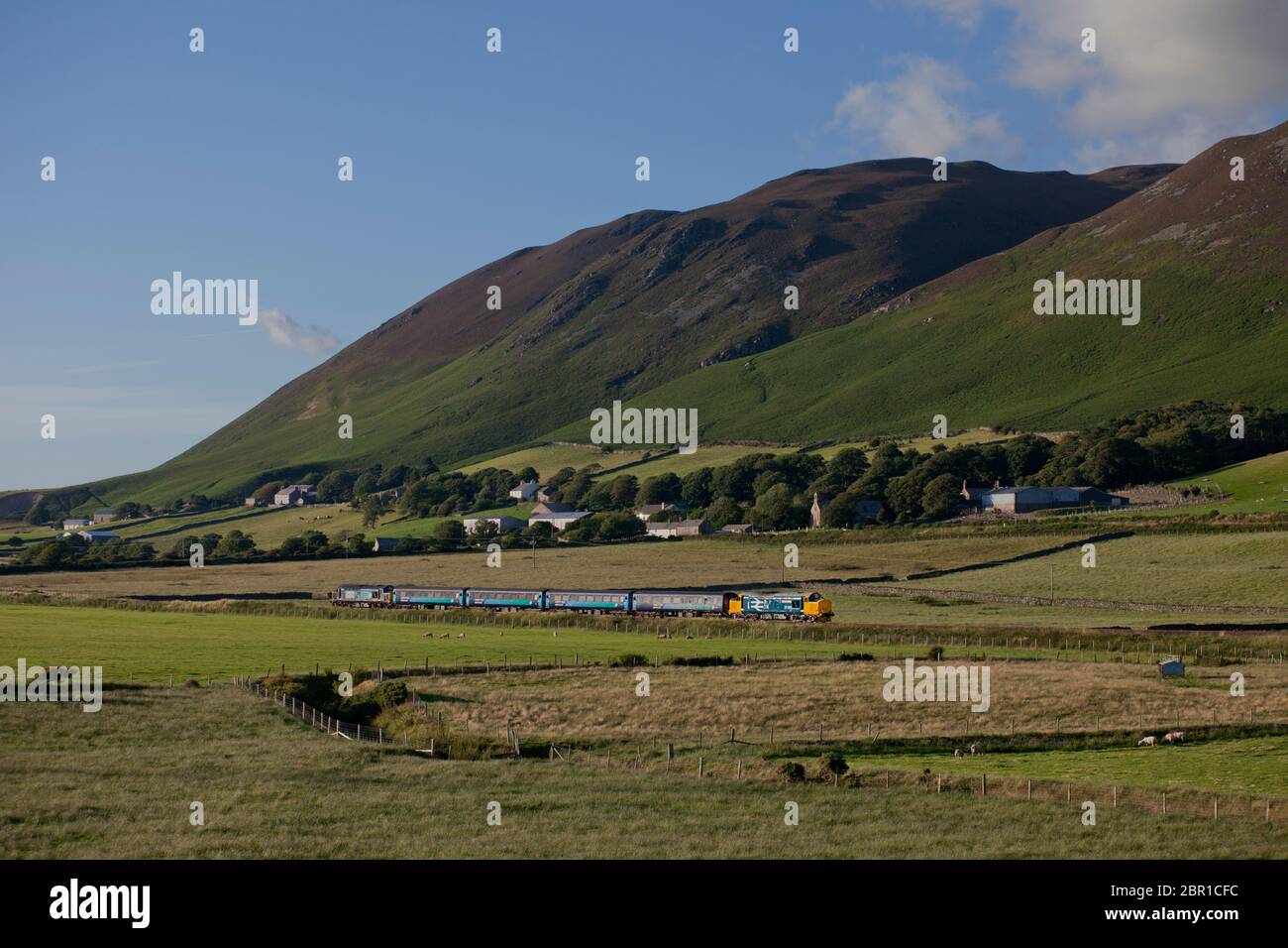 Services ferroviaires directs classe 37 locomotive 37401 en British Rail Grand logo bleu transportant un train ferroviaire du Nord à Silecroft sur la ligne côtière de Cumbrian Banque D'Images