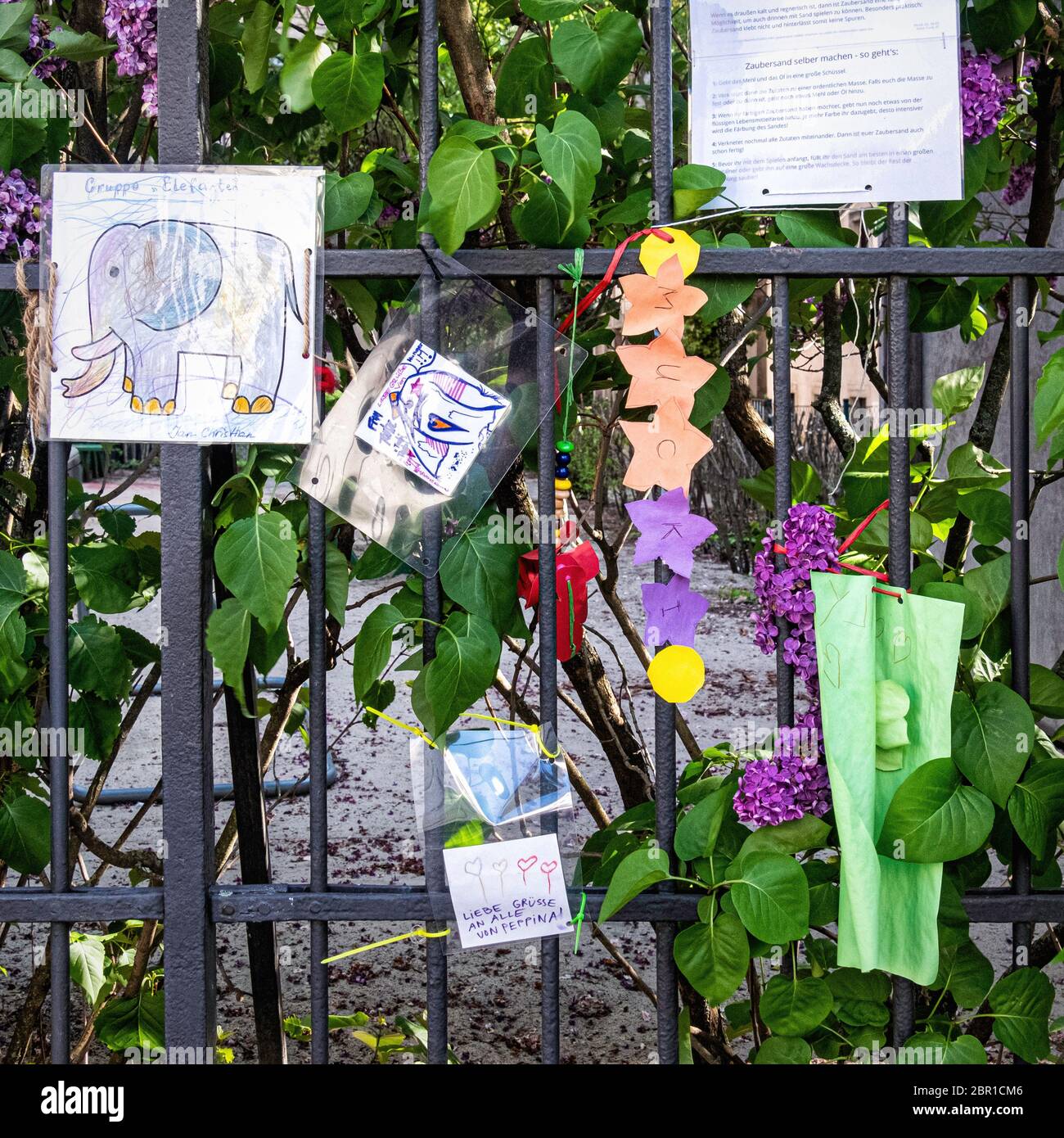 Dessins d'enfants sur la clôture de l'église Saint-Elizabeth à Mitte, Berlin. L'église a été fermée pendant la pandémie de Corona Banque D'Images