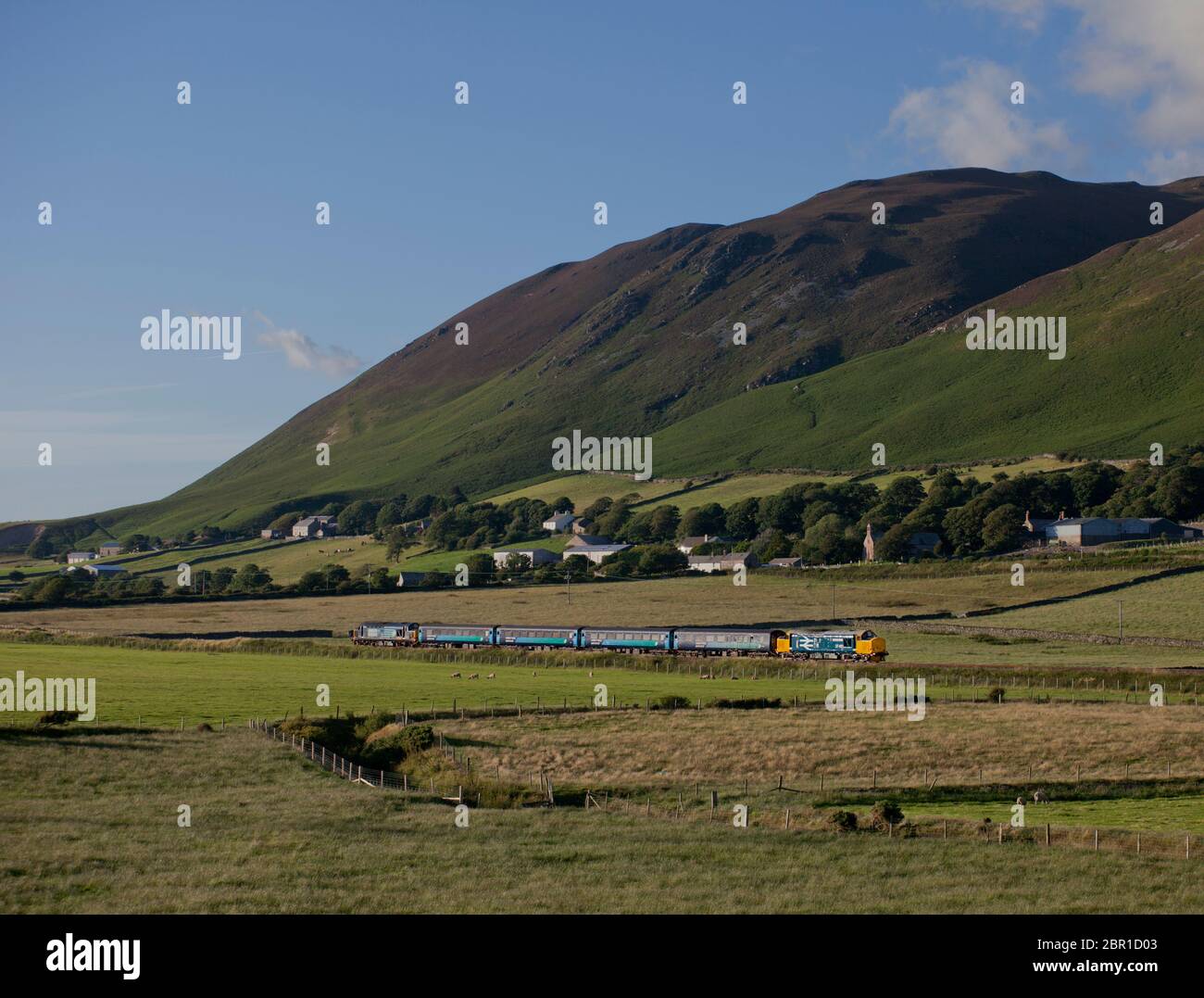 Services ferroviaires directs classe 37 locomotive 37401 en British Rail Grand logo bleu transportant un train ferroviaire du Nord à Silecroft sur la ligne côtière de Cumbrian Banque D'Images