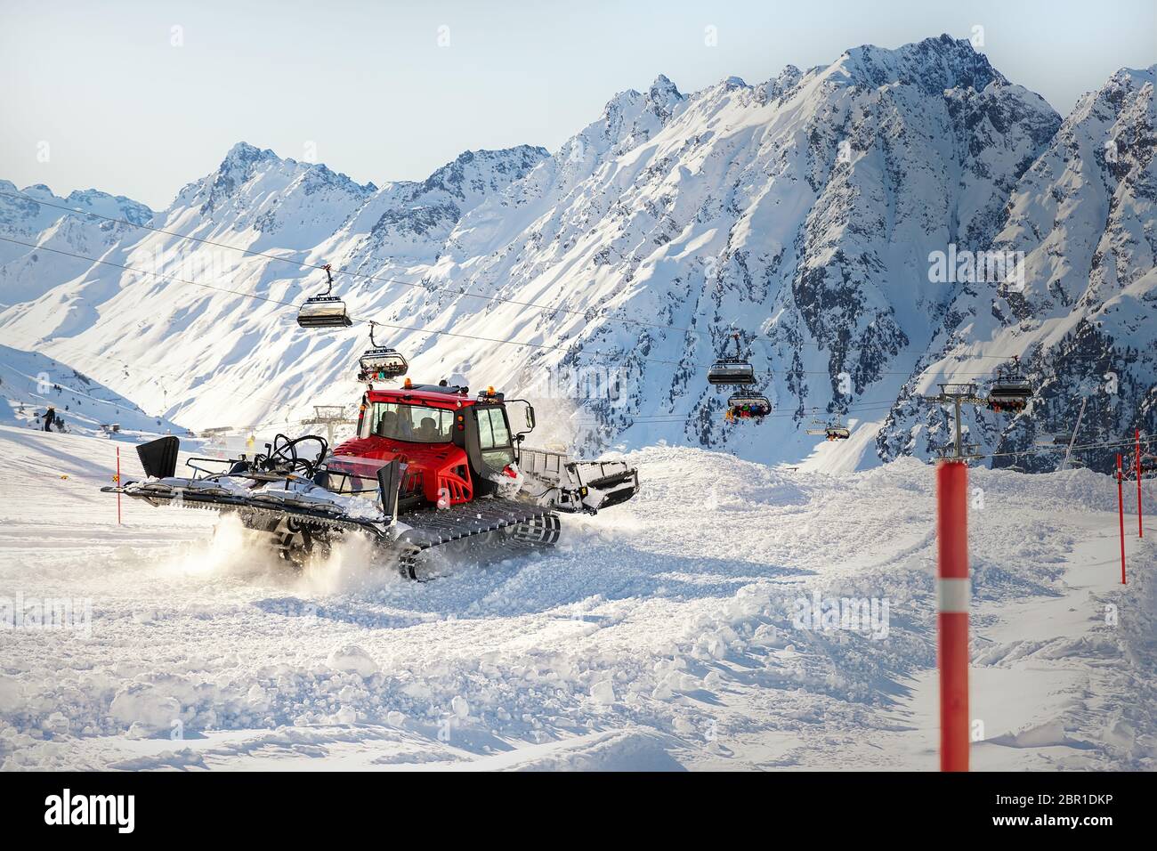 Rattar moderne rouge avec chasse-neige machine de préparation de pistes de ski alpin à la station de ski alpin d'hiver Ischgl en Autriche. Lourd Banque D'Images