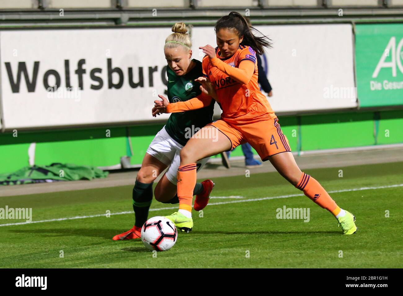 Wolfsburg, Allemagne, 27 mars 2019: Selma Bacha et Sophie Wolter en action pendant le match de football VfL Wolfsburg vs Olympique Lyon à AOK Stadion. Banque D'Images Wolfsburg, Allemagne, 27 mars 2019: Selma Bacha et Sophie Wolter en action pendant le match de football VfL Wolfsburg vs Olympique Lyon à AOK Stadion. Banque D'Images