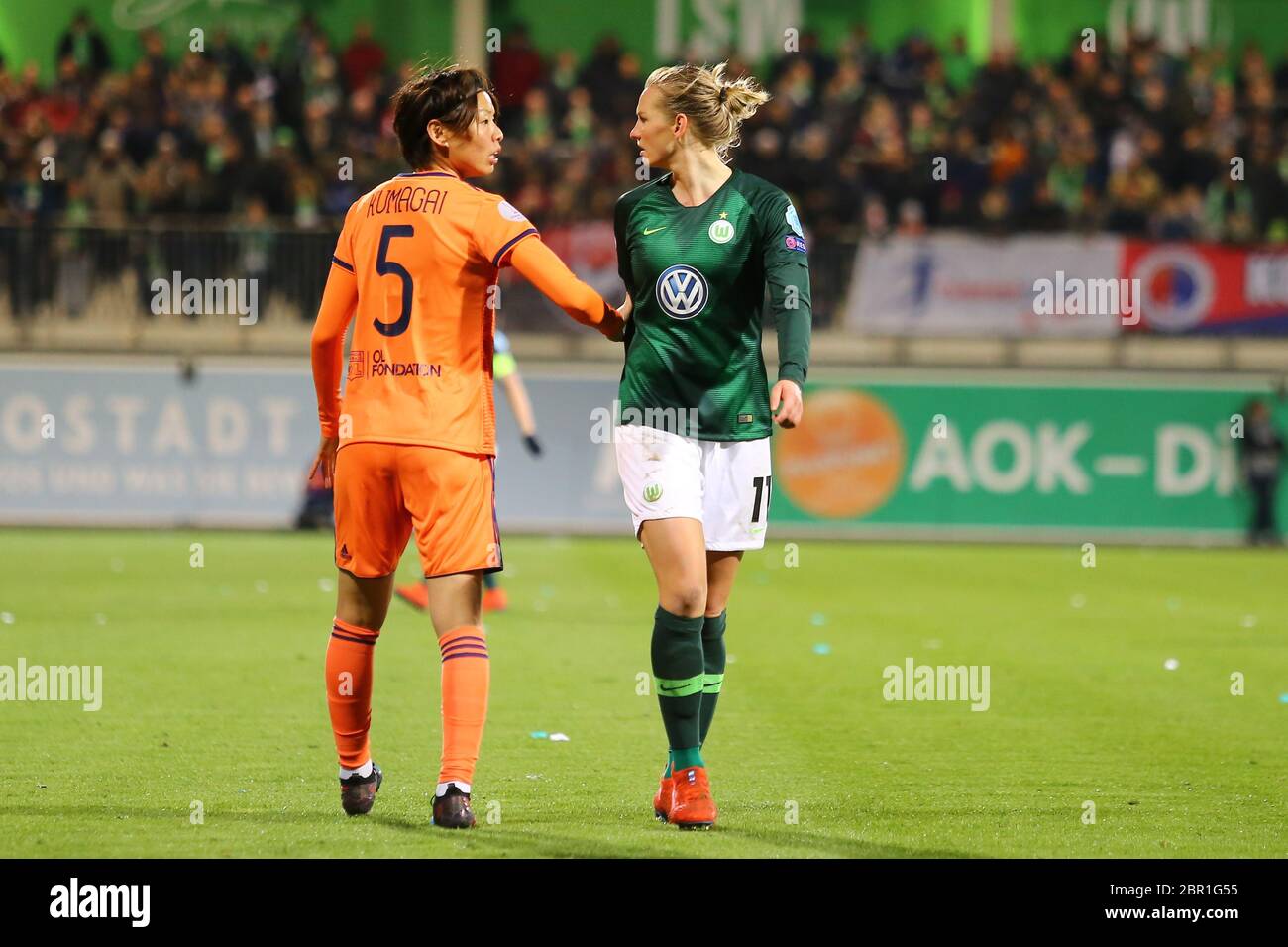 Wolfsburg, Allemagne, 27 mars 2019: Saki Kumagai et Alexandra Popp pendant le match de football VfL Wolfsburg vs Olympique Lyon à AOK Stadion. Banque D'Images Wolfsburg, Allemagne, 27 mars 2019: Saki Kumagai et Alexandra Popp pendant le match de football VfL Wolfsburg vs Olympique Lyon à AOK Stadion. Banque D'Images