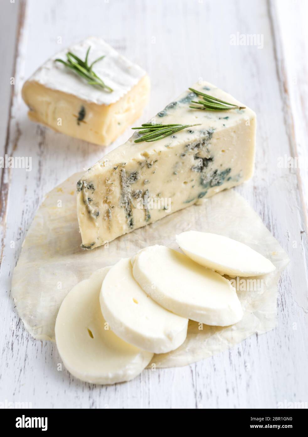 Différents types de fromage sur la planche de bois Banque D'Images