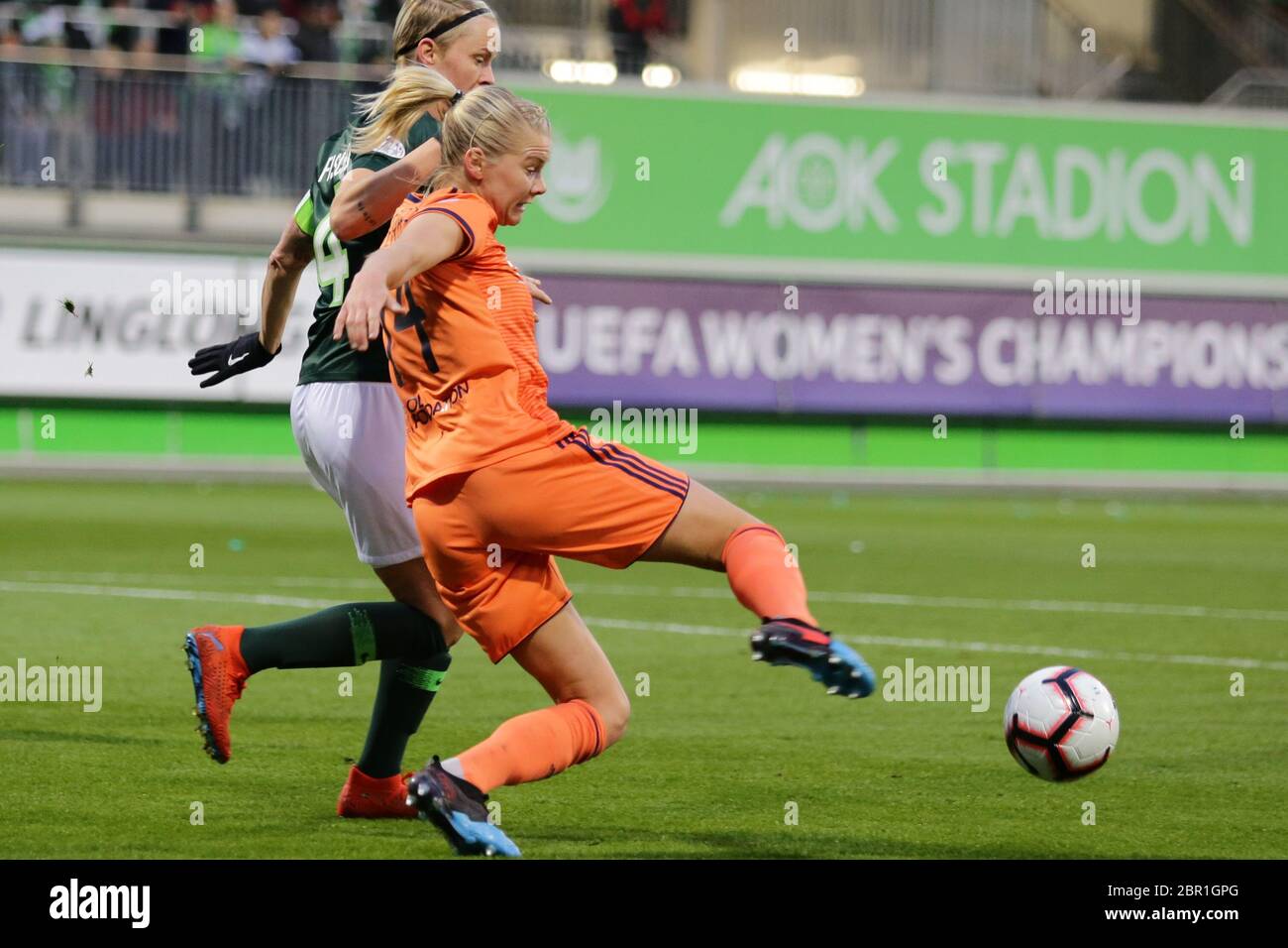 Wolfsburg, Allemagne, 27 mars 2019: ADA Hegerberg et Nilla Fischer en action pendant le match de football VfL Wolfsburg vs Olympique Lyon à AOK Stadion. Banque D'Images Wolfsburg, Allemagne, 27 mars 2019: ADA Hegerberg et Nilla Fischer en action pendant le match de football VfL Wolfsburg vs Olympique Lyon à AOK Stadion. Banque D'Images