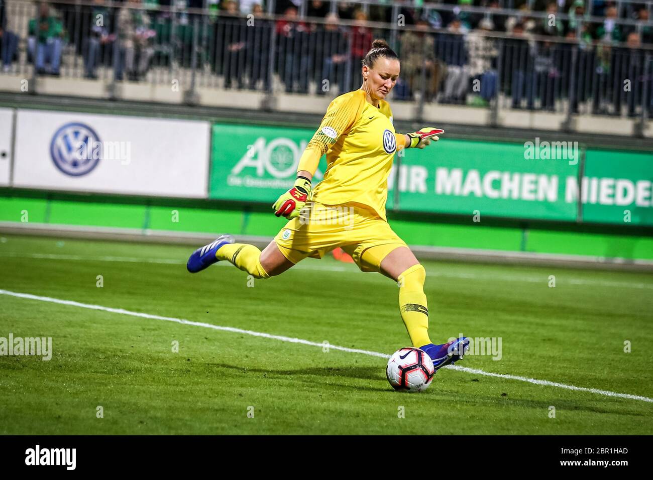 Wolfsburg, Allemagne, 27 mars 2019 : Almuth Schult en action lors du match de la Ligue des champions de l'UEFA contre l'Olympique Lyon à l'AOK Stadion. Banque D'Images Wolfsburg, Allemagne, 27 mars 2019 : Almuth Schult en action lors du match de la Ligue des champions de l'UEFA contre l'Olympique Lyon à l'AOK Stadion. Banque D'Images