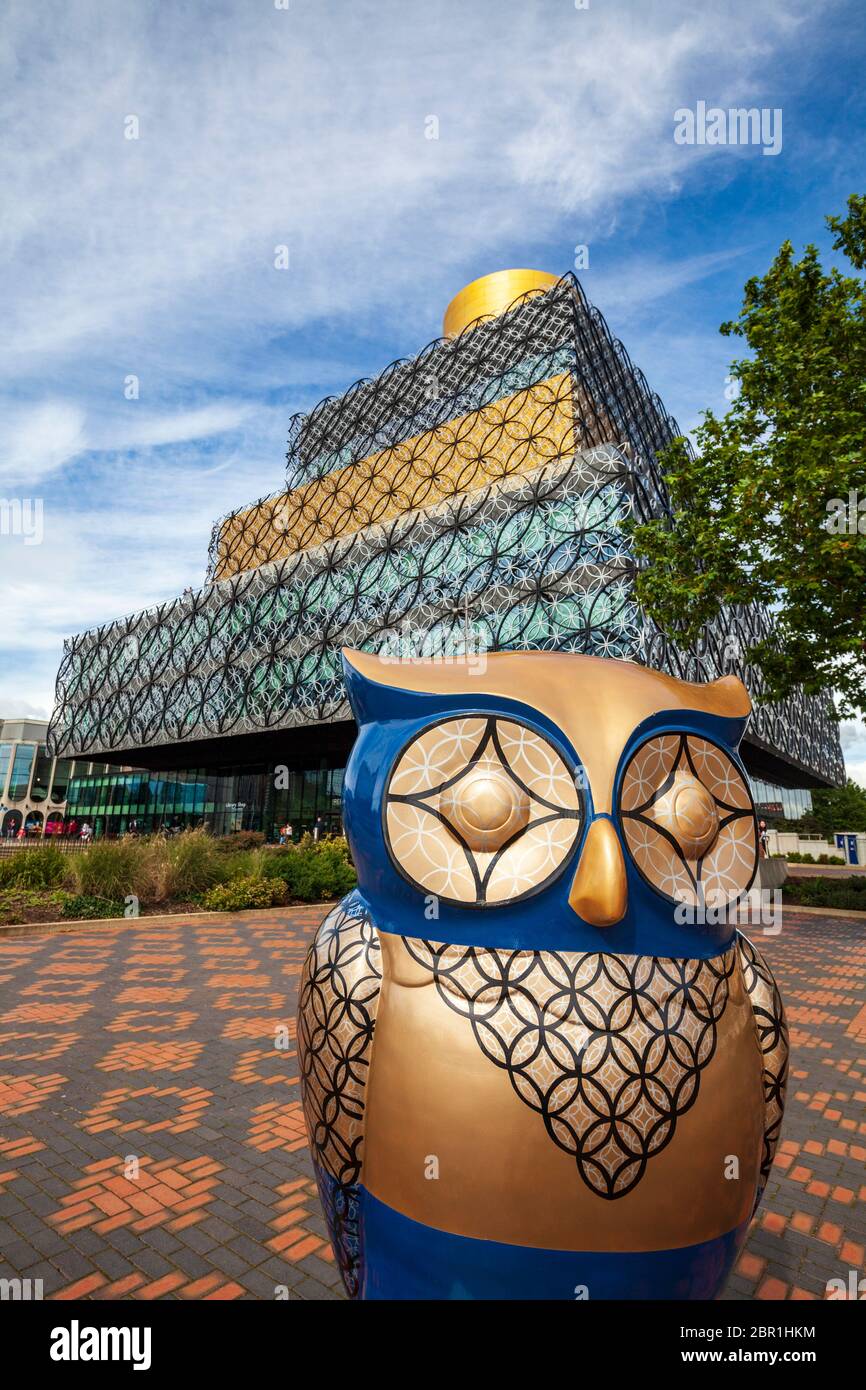 La sculpture « Wise Old Owl » à l'extérieur de la bibliothèque de Birmingham, place du Centenaire, fait partie du Big Hoot Birmingham 2015, Angleterre Banque D'Images