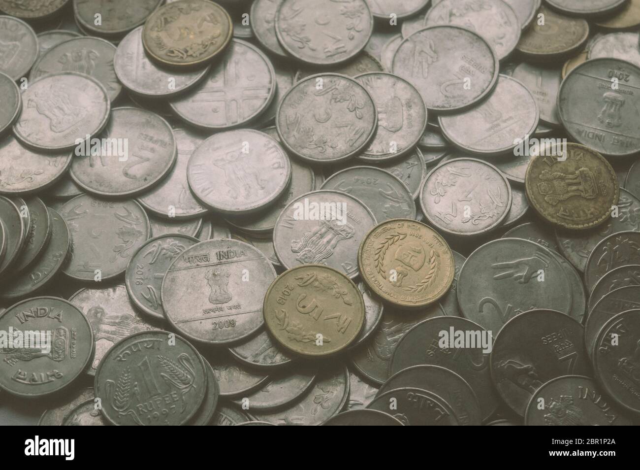 Stock de centaines de numéro 1, 10, 5 Roupie indienne monnaie pièce de métal isolé sur fond. L'investissement financier, l'économie, concept. Voyage et d'exc Banque D'Images