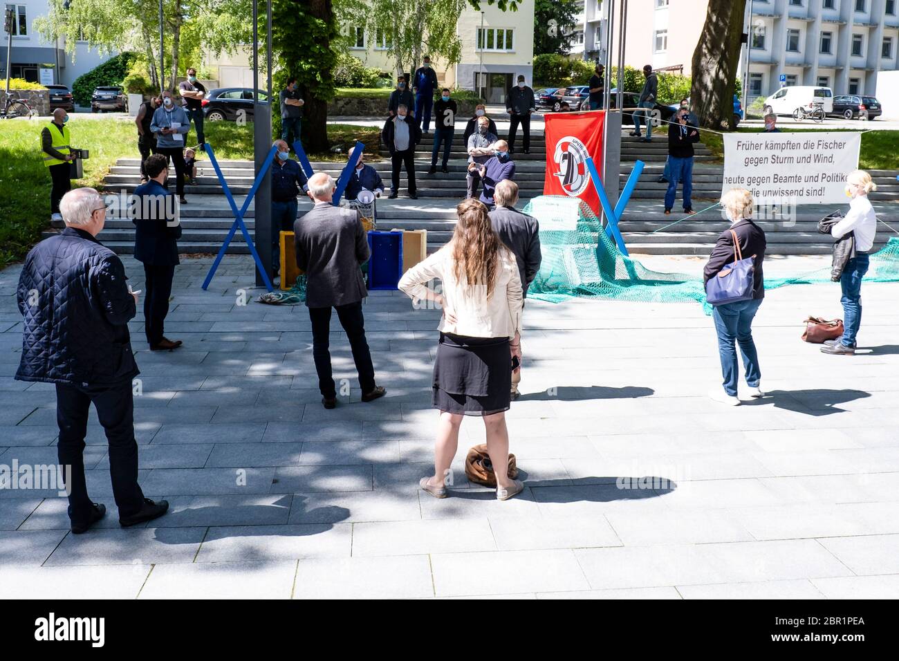 Kiel, Allemagne. 20 mai 2020. Les participants et les visiteurs d'une démonstration de l'Association des pêches de l'Etat du Schleswig-Holstein se trouvent de loin devant le Landtag de Kieler. L'association demande plus de soutien dans la crise de Corona. Selon l'Association des pêches de l'État, les taux journaliers fixés sont insuffisants pour la survie des entreprises de pêche et trop faibles par rapport aux autres pays européens. Credit: Frank Molter/dpa/Alay Live News Banque D'Images