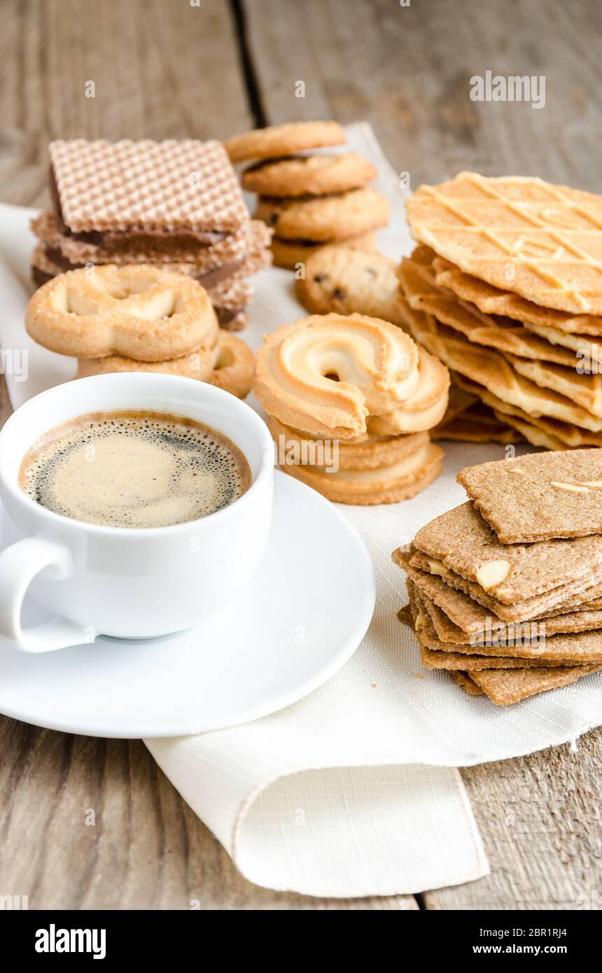 Le beurre et biscuits aux amandes Banque D'Images