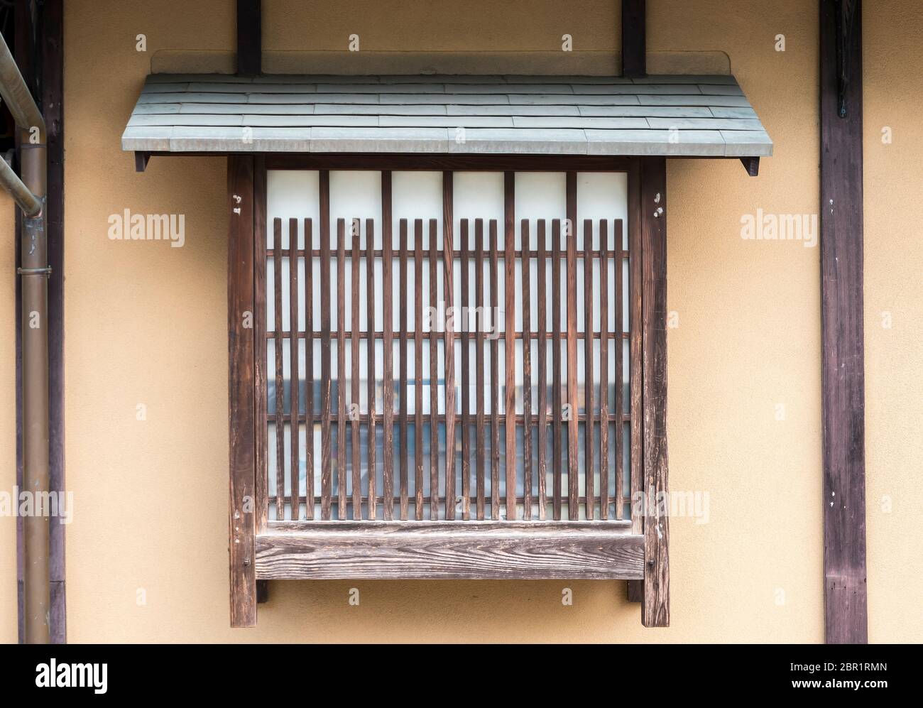 Fenêtre laticée avec shoji de l'ancienne maison japonaise Kyoto Japon Banque D'Images