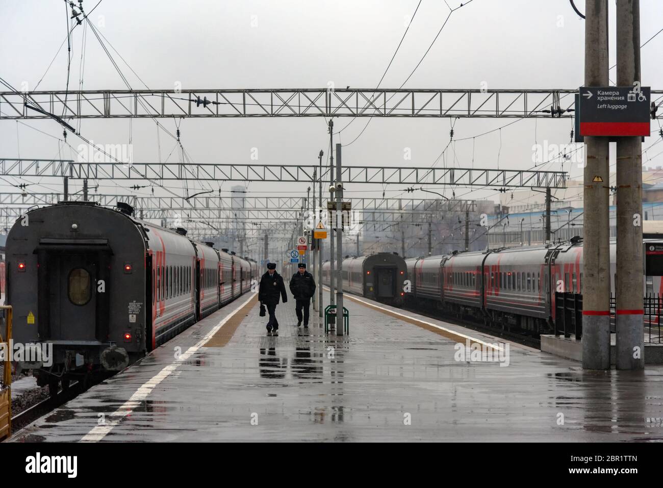 Moscou, Russie: Gare de Yaroslavsky, avec des wagons et des passagers marchant, ciel nuageux, Moscou, Russie Banque D'Images