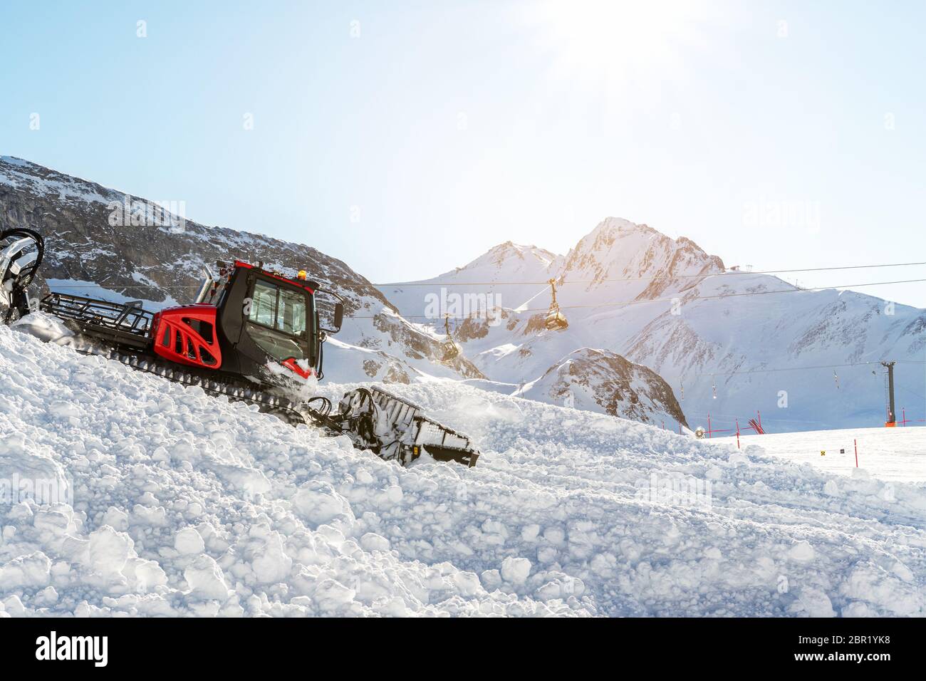 Rattar moderne rouge avec chasse-neige machine de préparation de pistes de ski alpin à la station de ski alpin d'hiver Ischgl en Autriche. Lourd Banque D'Images