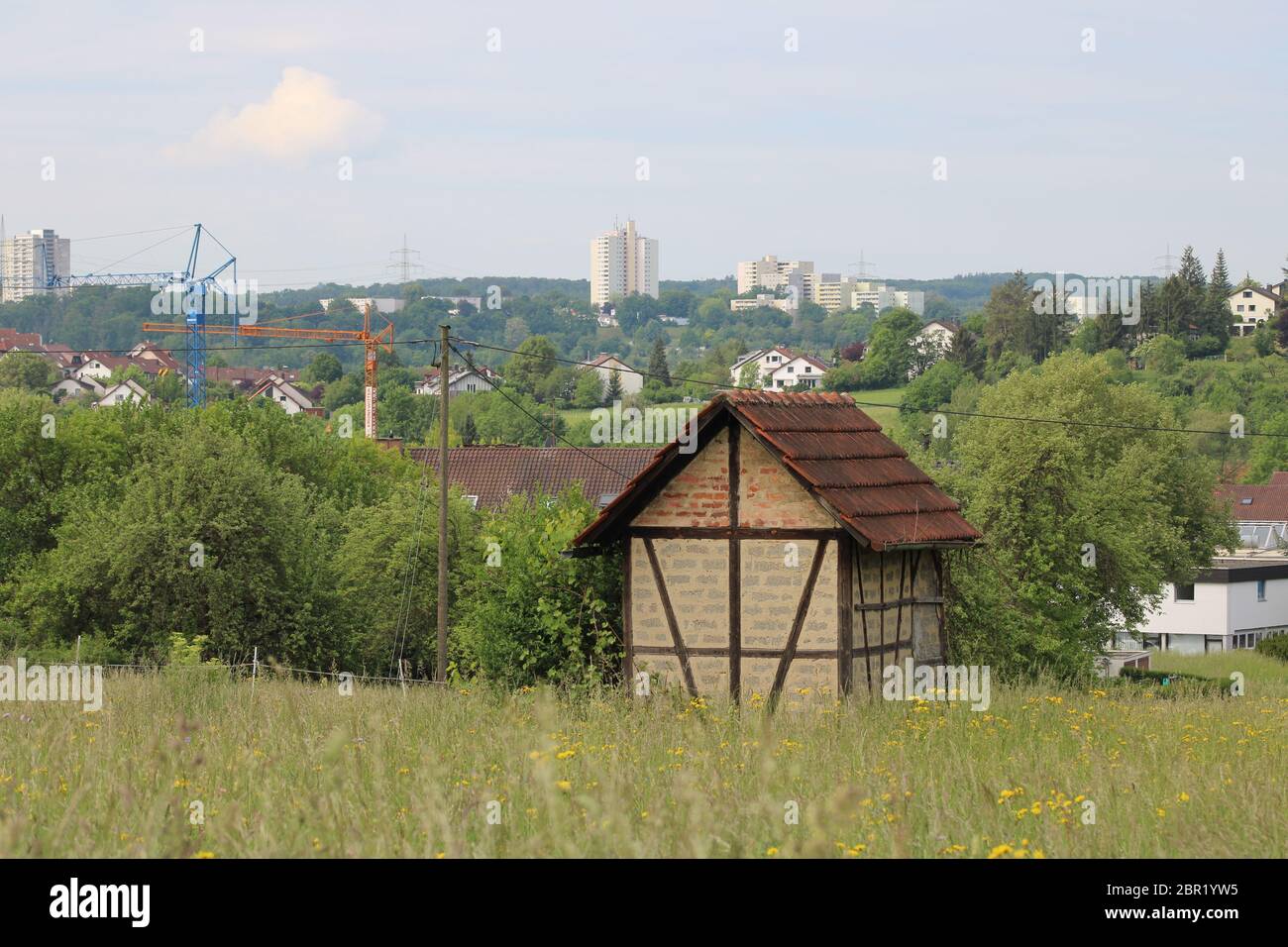 conraste entre la grange et les immeubles Banque D'Images