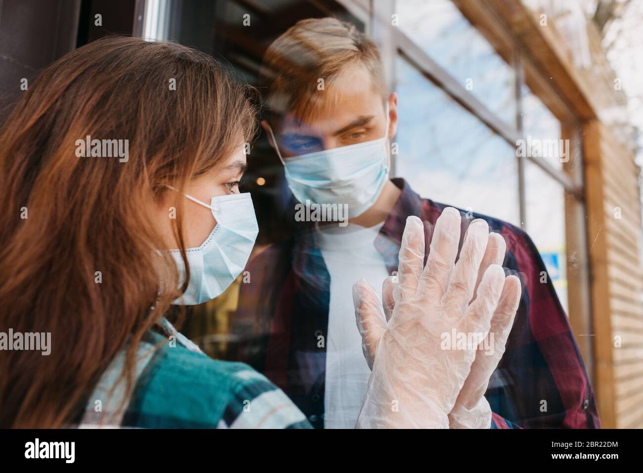Couple isolement maison quarantaine automatique porter masque de protection pour la propagation du virus de la maladie Banque D'Images