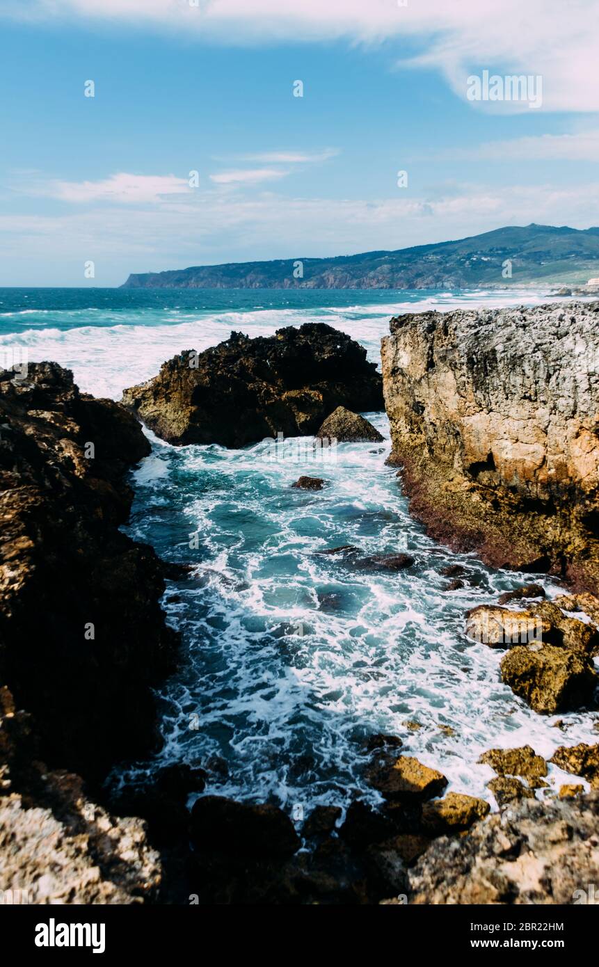 Rochers à Guincho près de Cascais au Portugal, paysage marin de l'Atlantique Banque D'Images