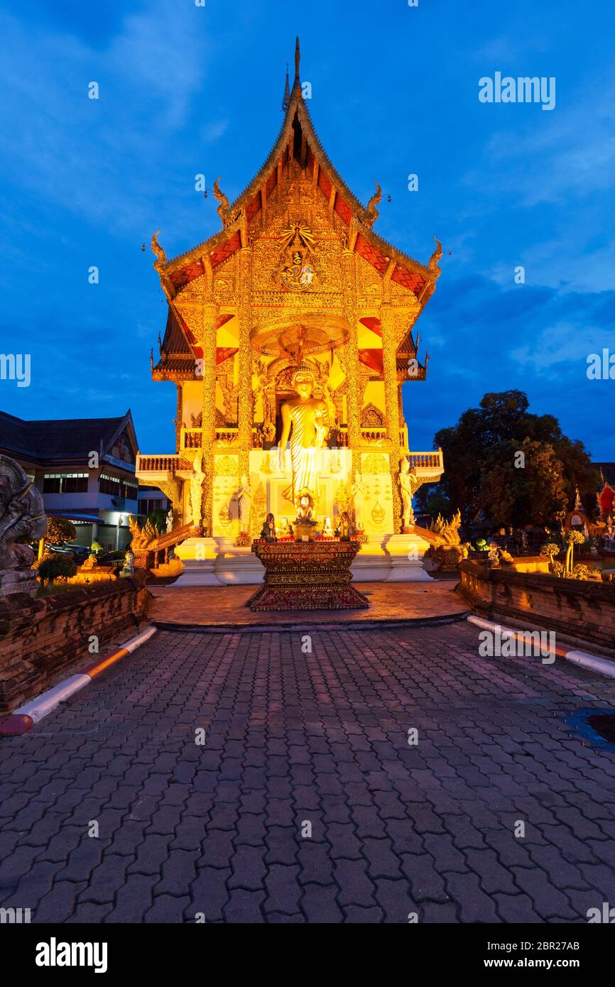 Wat Bupfaram dans la vieille ville de Chiang Mai dans la soirée, Thaïlande Banque D'Images