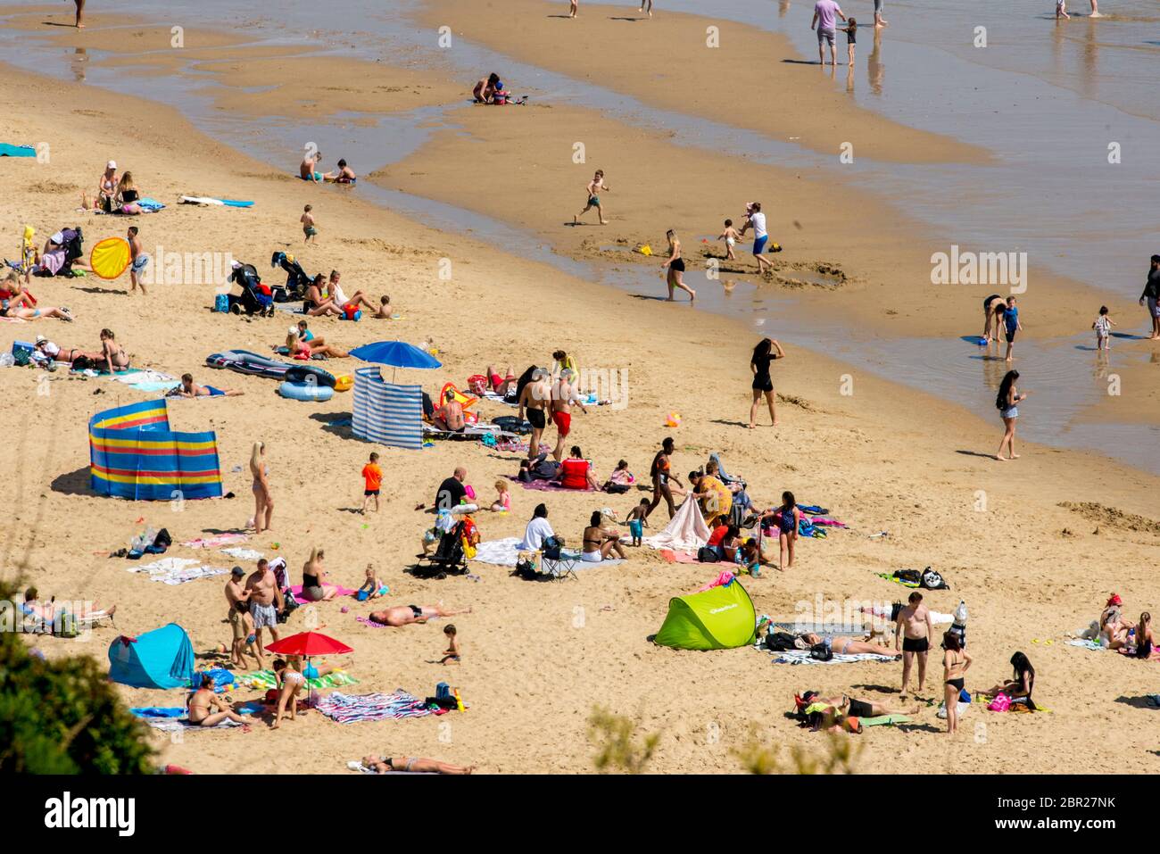Bournemouth, Royaume-Uni, 20 mai 2020. Le jour le plus chaud de l'année amène les visiteurs à la plage, les règles de verrouillage COVID-19 étant relaxées au Royaume-Uni. Crédit John Beasley Banque D'Images