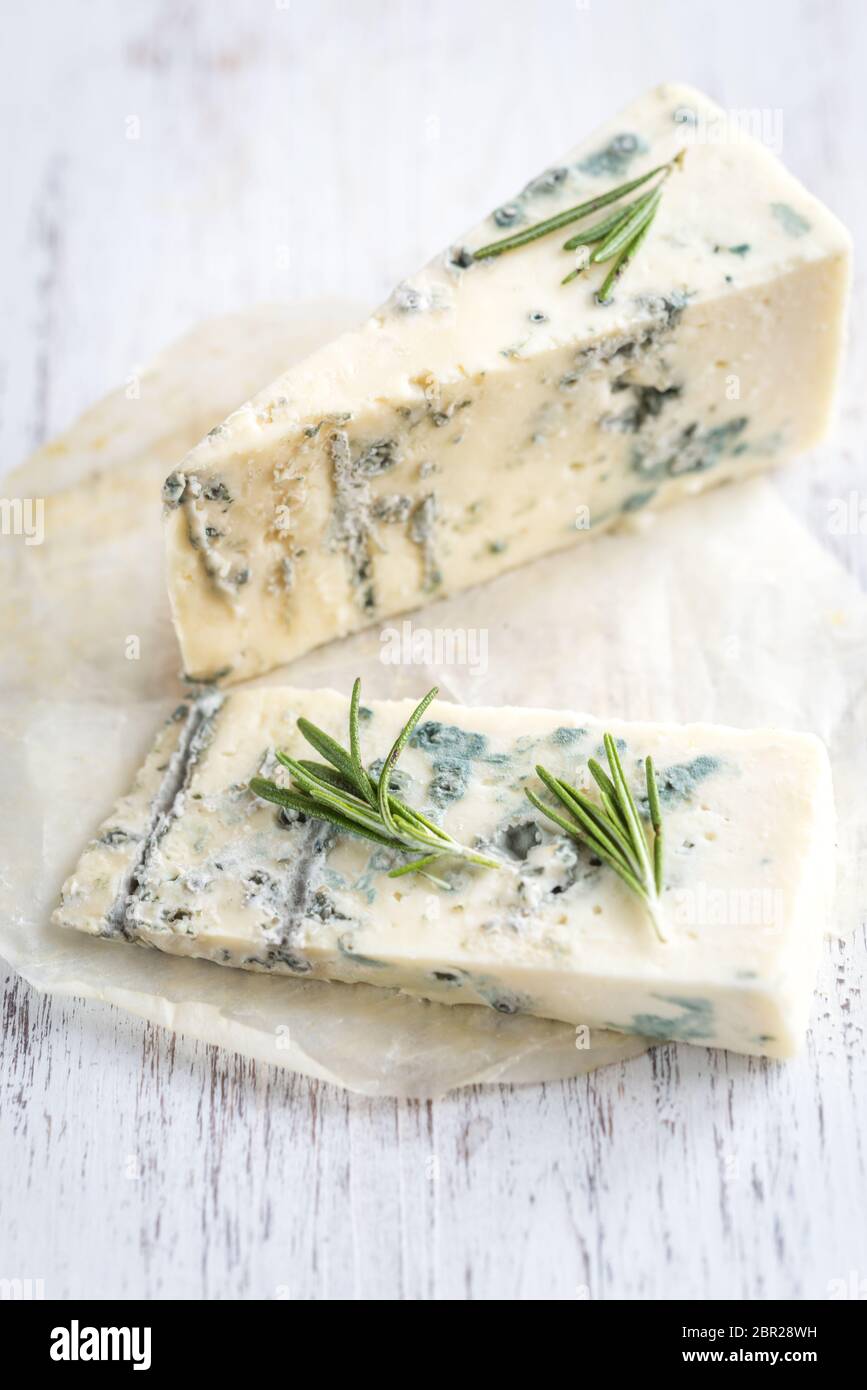 Différents types de fromage sur la planche de bois Banque D'Images