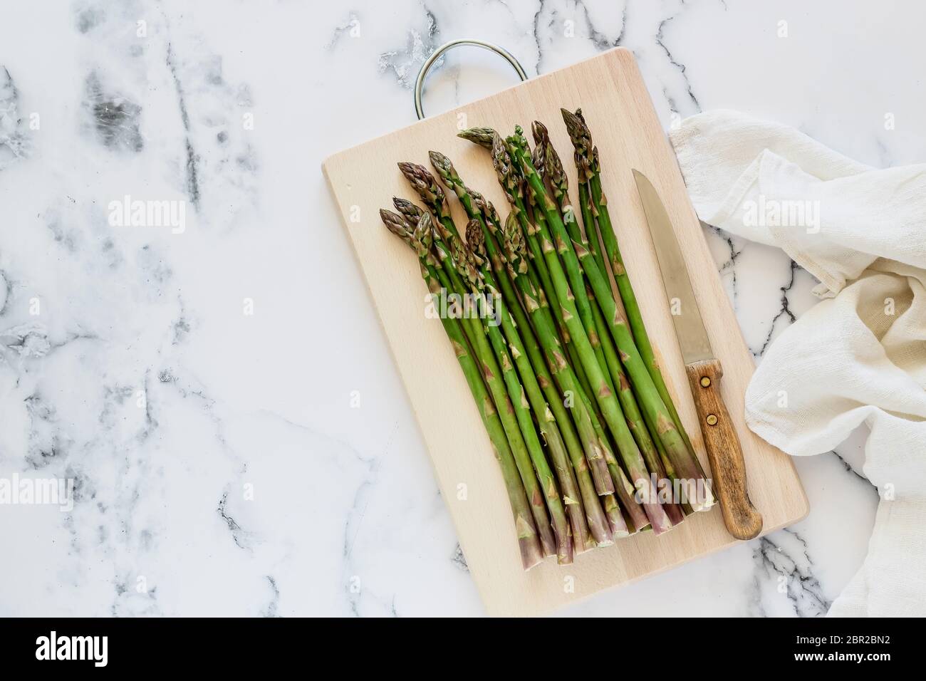 Asperges vertes sur une table en marbre, plan avec un espace pour copier Banque D'Images