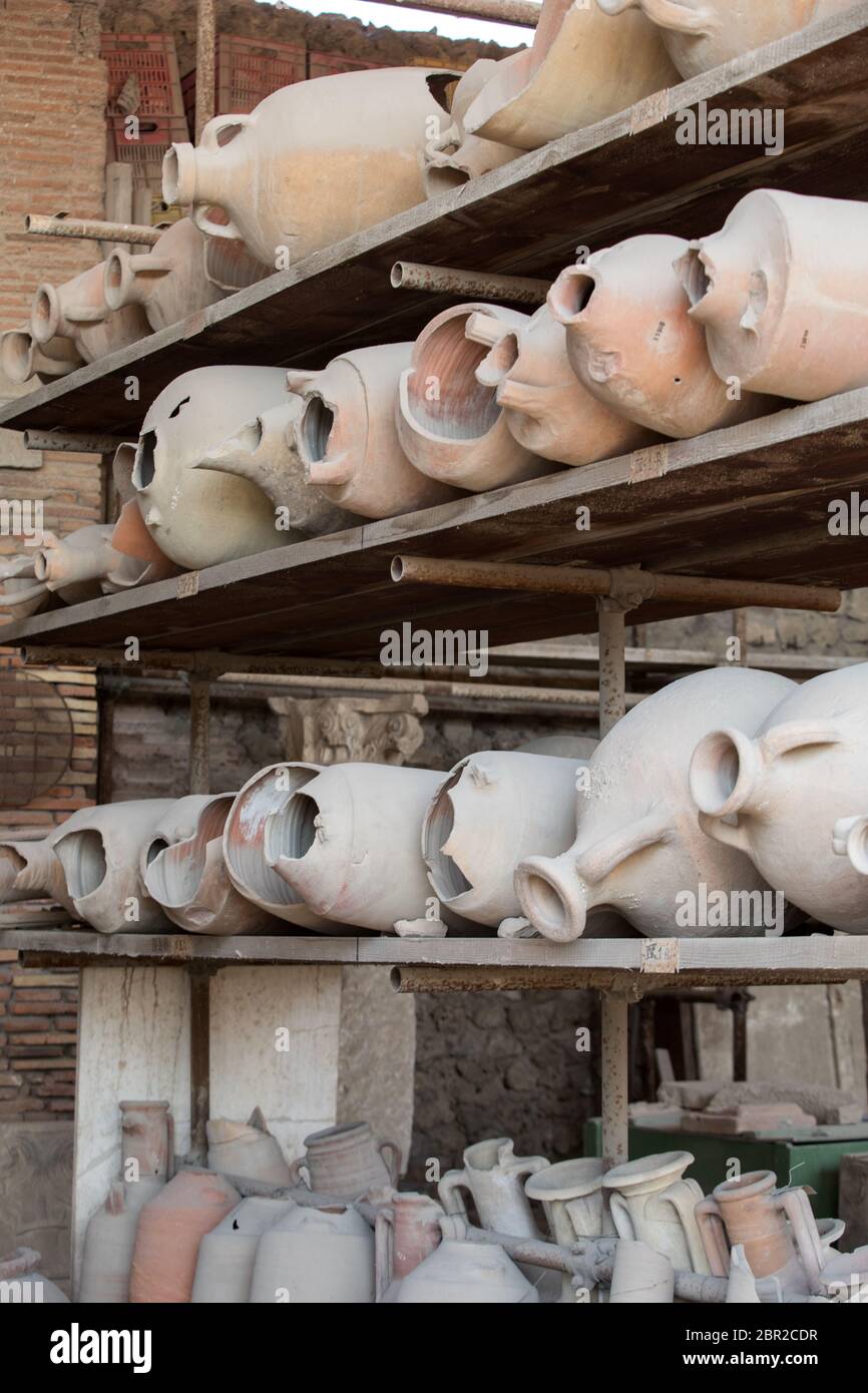 Navires, pots et une variété d'objets d'éruption du Vésuve à Pompéi ont été excavés et catalogué .Pompei, Italie Banque D'Images