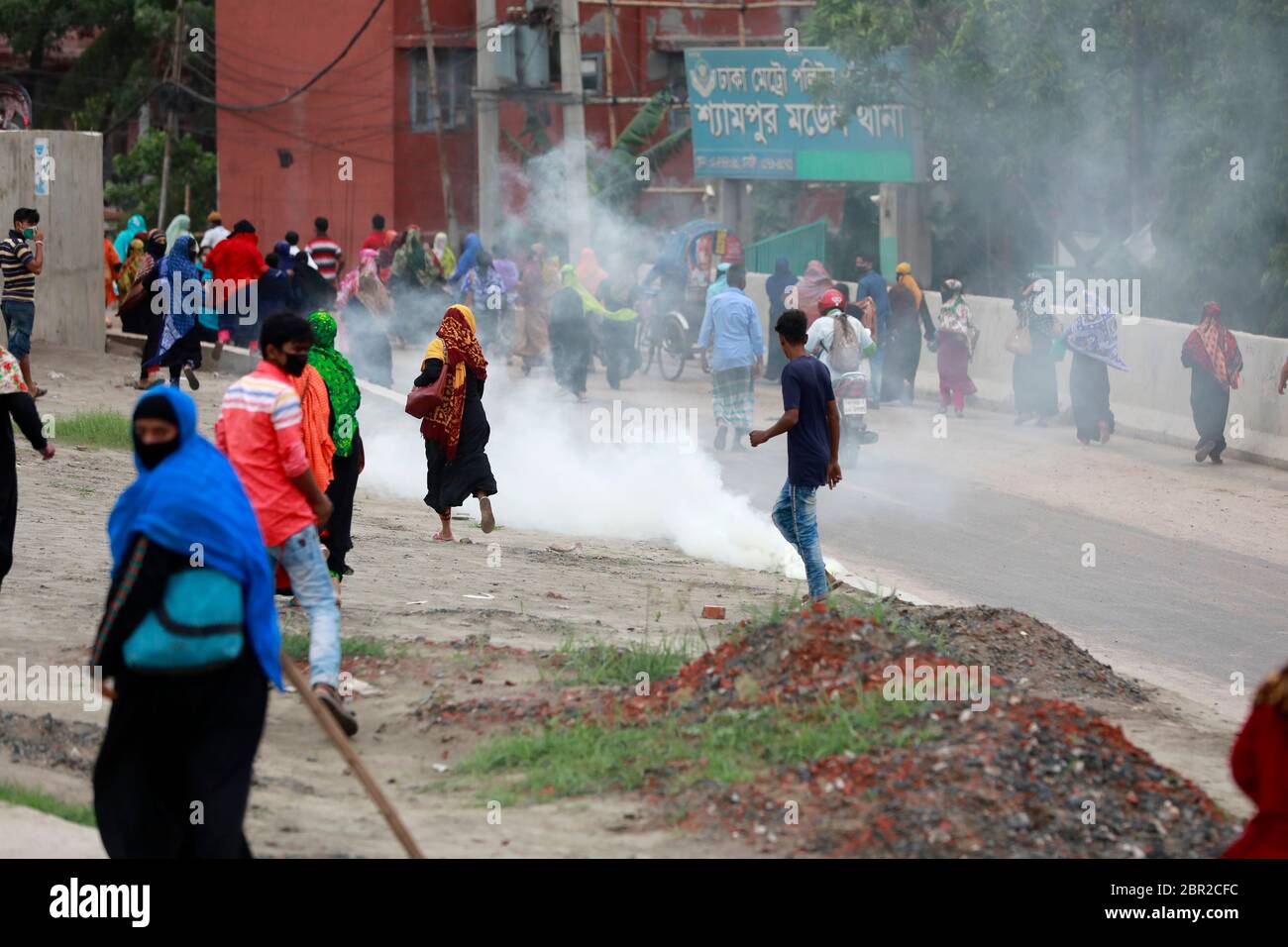 Dhaka, Bangladesh - 20 mai 2020 : les travailleurs du vêtement bangladais bloquent une route lorsqu'ils se rassemblent pour protester contre leurs salaires impayés dans tout le pays Banque D'Images