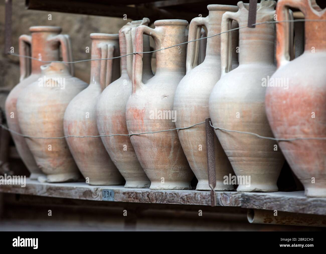Navires, pots et une variété d'objets d'éruption du Vésuve à Pompéi ont été excavés et catalogué .Pompei, Italie Banque D'Images