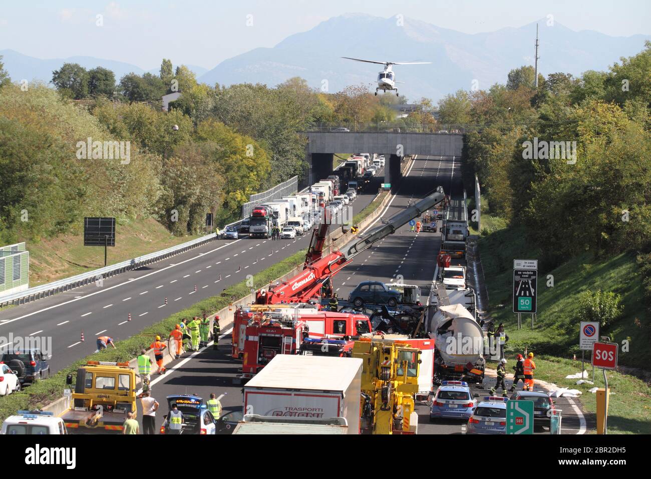 Pontecorvo - Italie, 12 octobre 2017 - accident sur l'autoroute A1 entre Pontecorvo et Cassino impliquant deux camions et deux voitures Banque D'Images