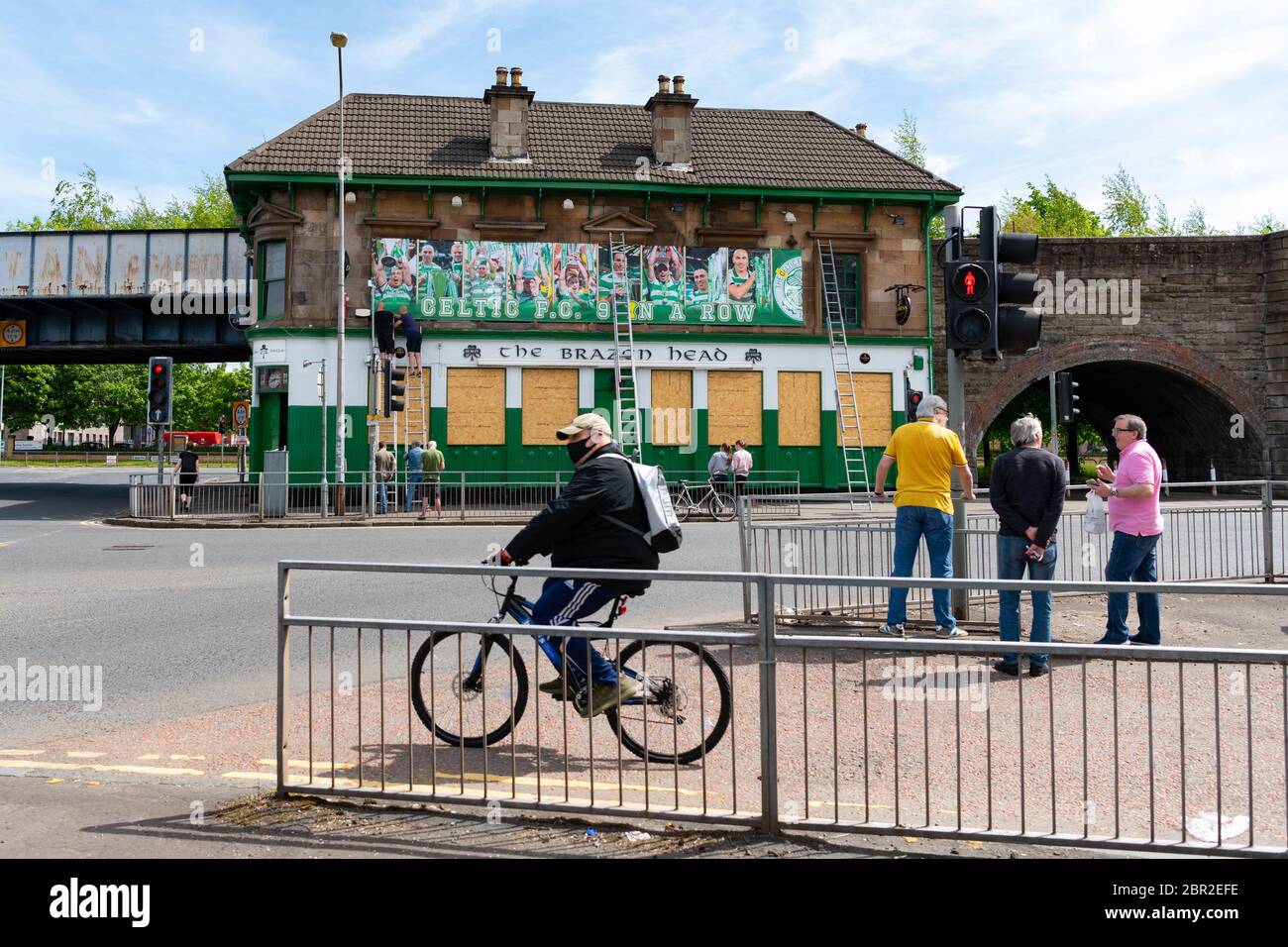 Gorbals, Glasgow, Écosse, Royaume-Uni. 20 mai 2020. Malgré sa fermeture en raison de la pandémie du coronavirus, le Brazen Head a toujours célébré le fait que le Celtic devenait champion écossais de la création pour la 9e saison consécutive. La photo montre la bannière disant 'Celtic F.C 9 in a Row' en cours d'ériger comme les locaux à surveiller sur le crédit: Kay Roxby/Alay Live News Banque D'Images
