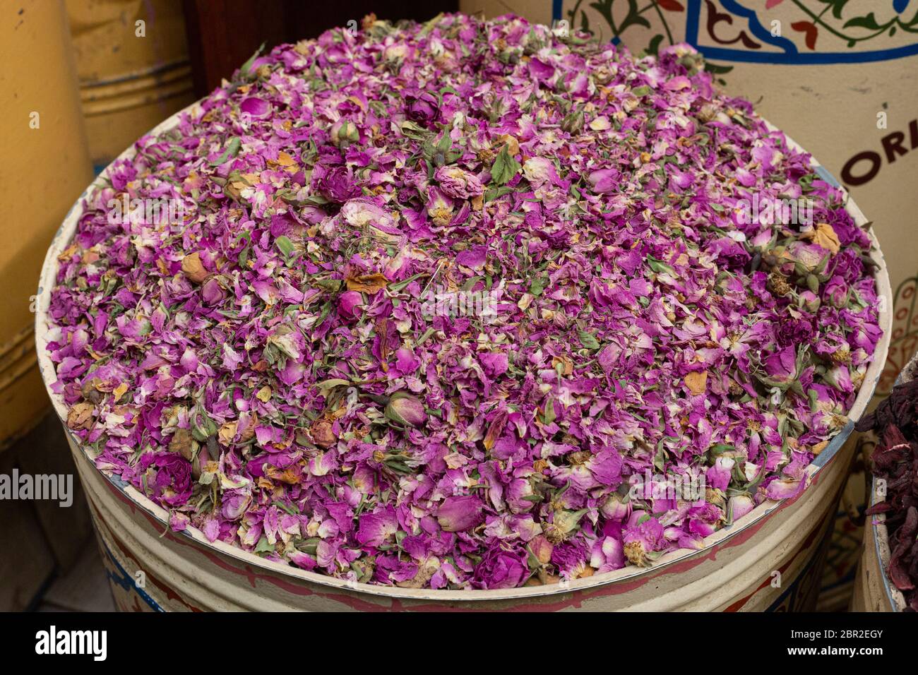 Sac avec fleurs violettes séchées à vendre dans le marché de rue Banque D'Images