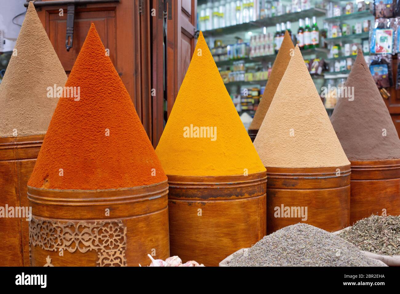 Stand d'épices typique de la ville de Marrakech, avec les épices en forme de pyramide parfaite Banque D'Images