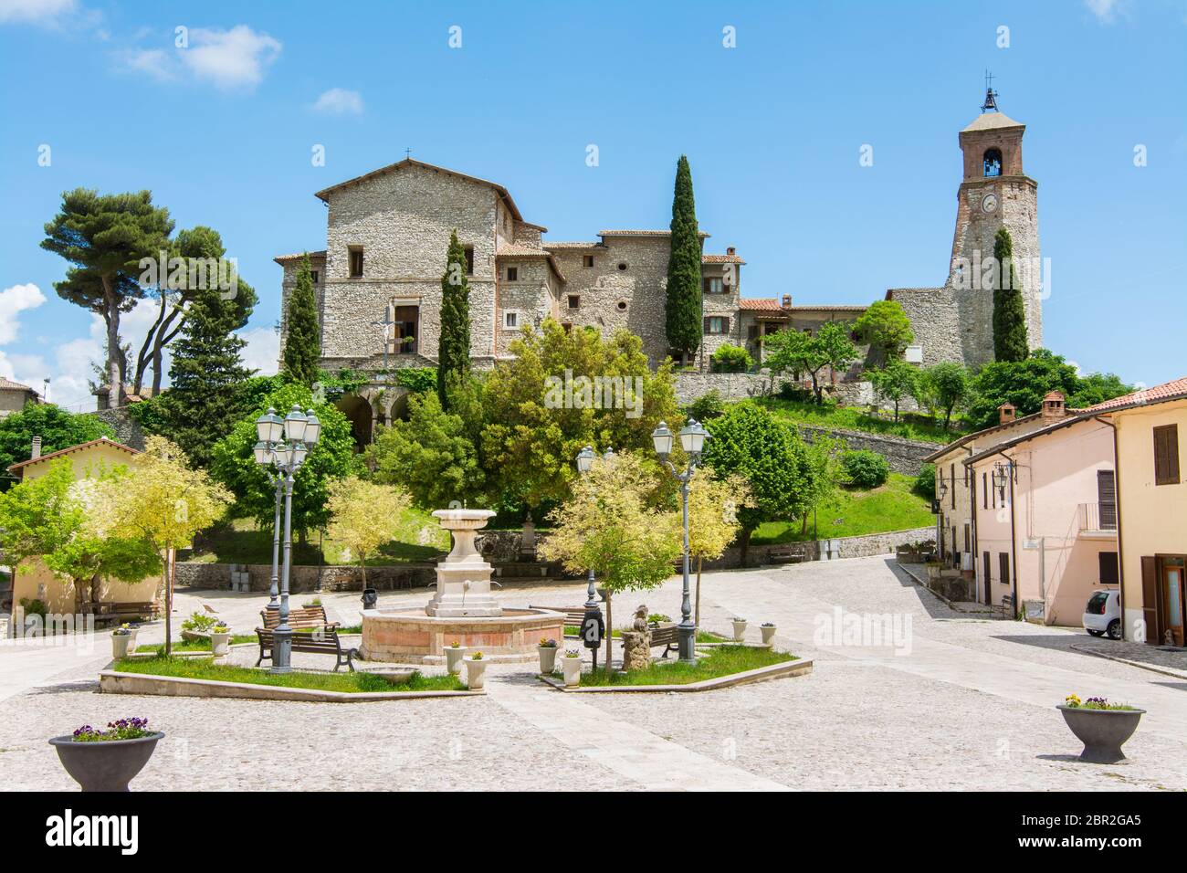 Greccio, Italie. La très petite ville médiévale dans la région du Lazio, célèbre pour le sanctuaire catholique de Saint François Banque D'Images