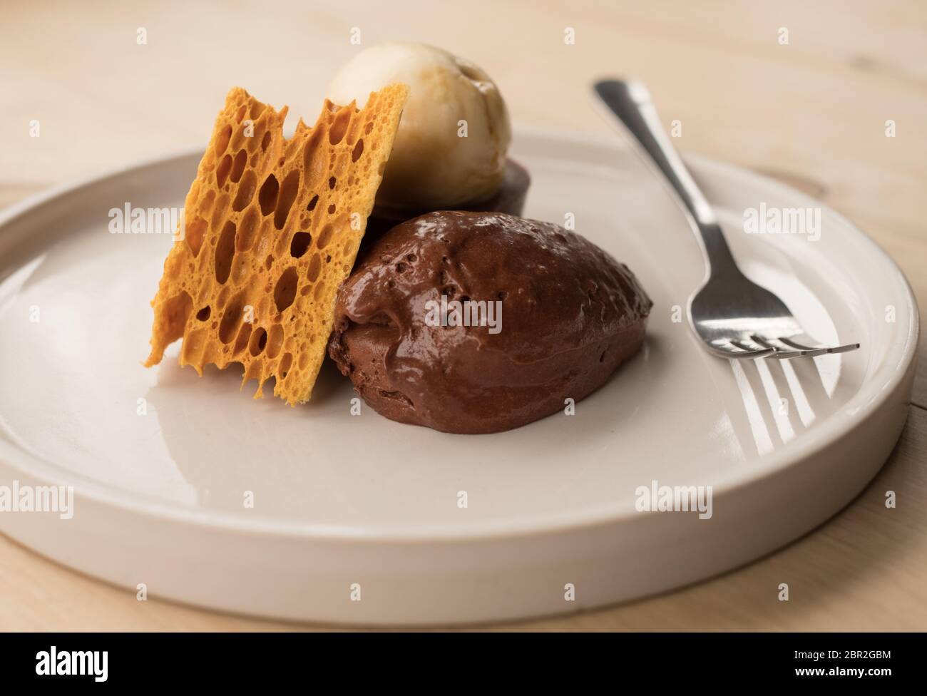 Mousse au chocolat avec nid d'abeille Banque D'Images