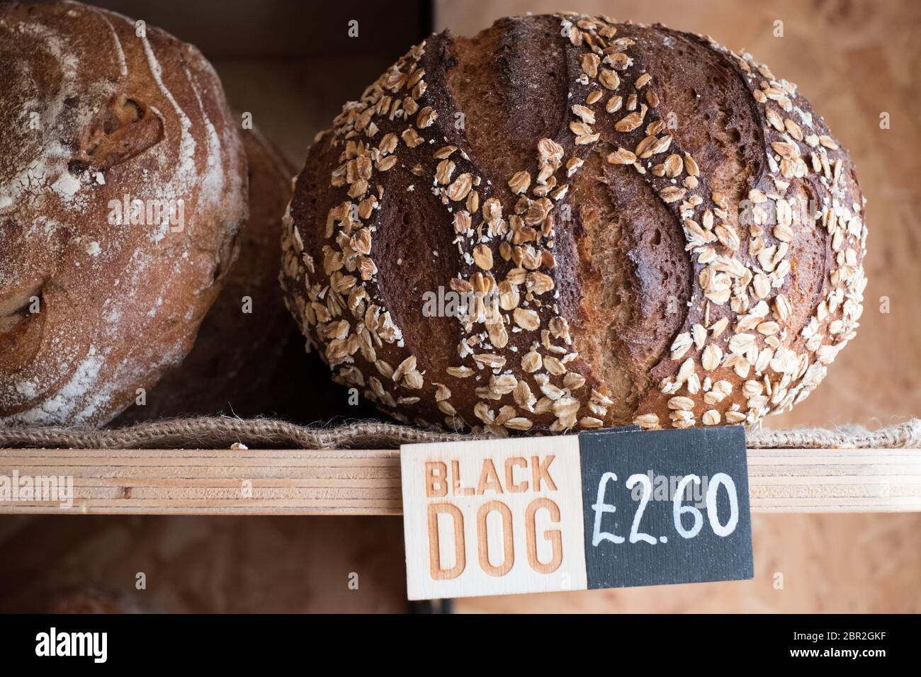 Pain de chien noir fait par le boulanger artisanal Johnny Spilllings, en vente dans la boîte, à Southwold, son magasin de bakehouse Banque D'Images