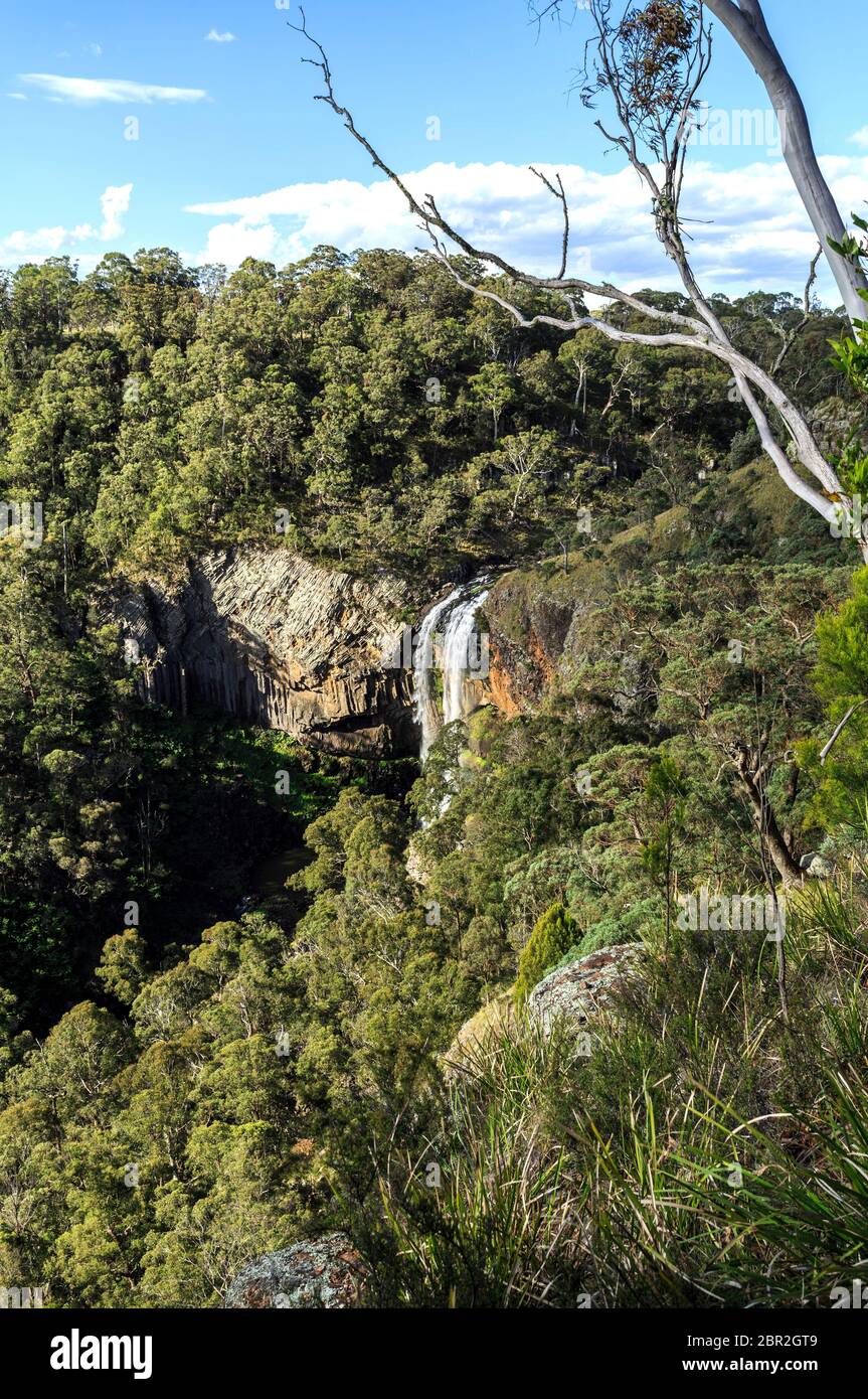 Vue panoramique de la partie inférieure de l'automne à la Victoria Falls dans le nord de la rivière Guy Fawkes, NSW, Australie Banque D'Images