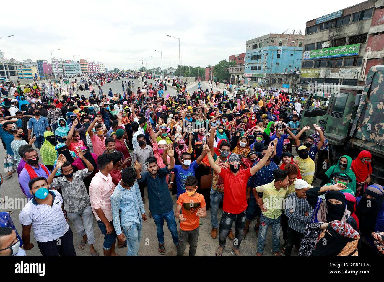 Dhaka, Bangladesh - 20 mai 2020 : les travailleurs du vêtement bangladais bloquent une route lorsqu'ils se rassemblent pour protester contre leurs salaires impayés dans tout le pays Banque D'Images