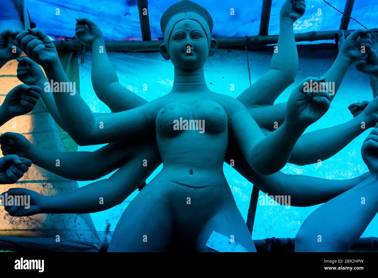 Modèle en argile à la main de 'Maa Durga Durga Devi' ou ''- femme hindoue Idol close up. Elle s'emboîte le début de ville célèbre festival Bengali de Calcutta ou Banque D'Images