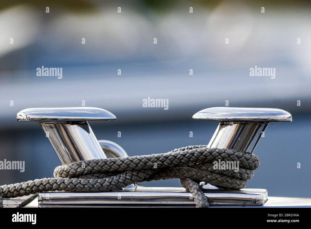 Polissage moderne sur un yacht avec une corde. Banque D'Images