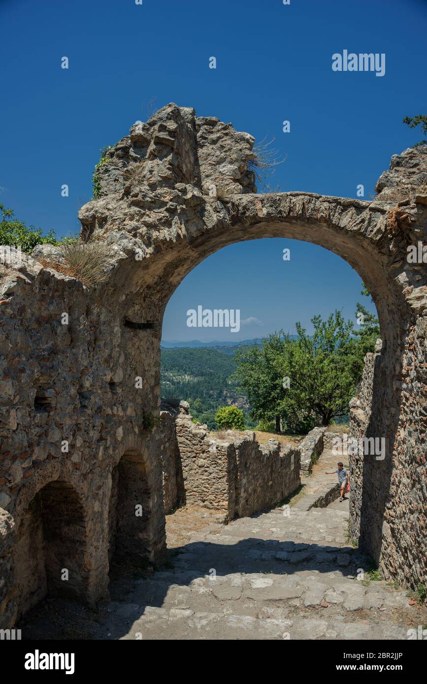 Ruines à côté de l'église Sainte-Sophie dans le médiéval, byzantin 'castletown' de Mystras, à proximité de la ville de Sparta, Laconia, Péloponnèse. Banque D'Images